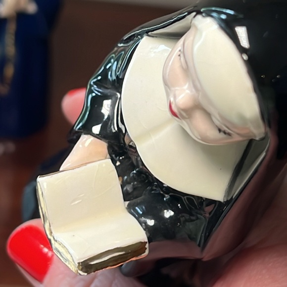 Vintage Handpainted Kitsch Ceramic Singing and Praying Nun Figurines - Picture 6 of 14